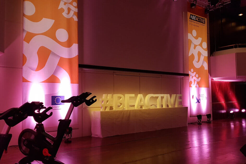 Großer Schriftzug "#BEACTIVE" als Dekoration