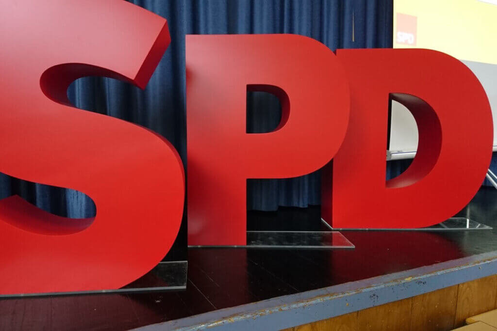 Große, freistehende 3D-Buchstaben "SPD"