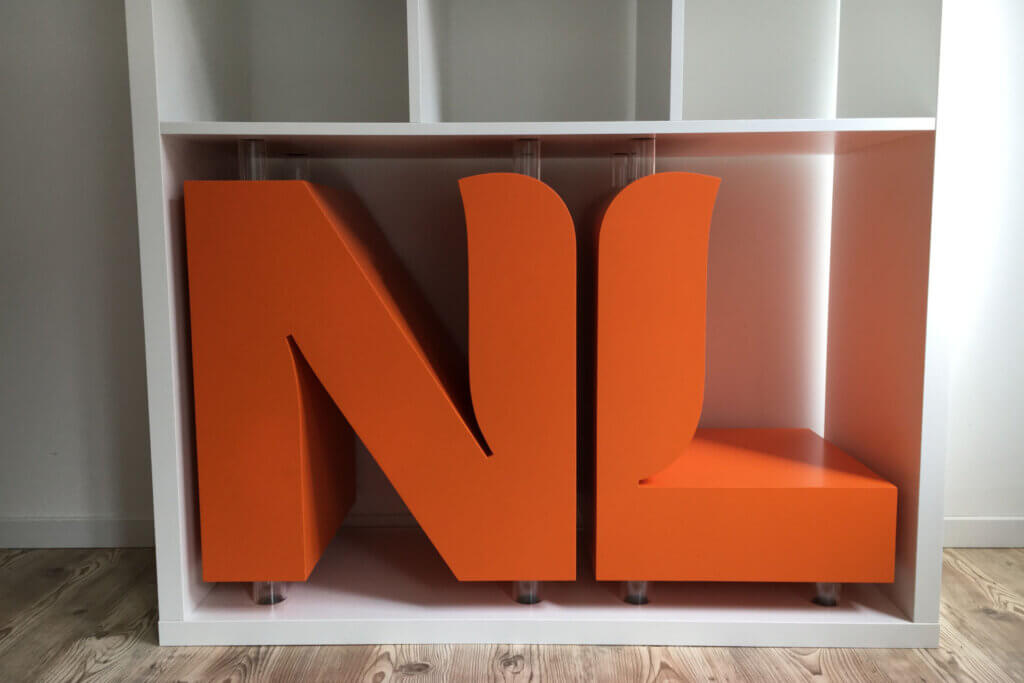 Logo "NL" im Regal