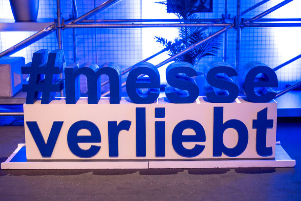 3D Aufsteller "'messeverliebt" aus Styropor