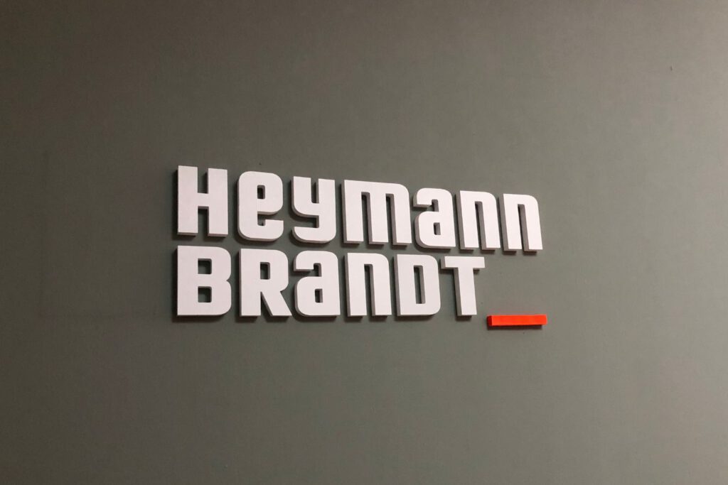 Logo "Heymann Brandt" als Wanddekoration