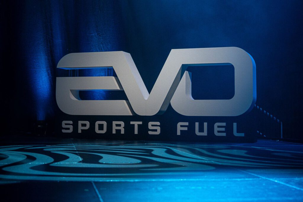 XXL Logo "EVO SPORTS FUEL" aus Styropor freistehend auf der Bühne