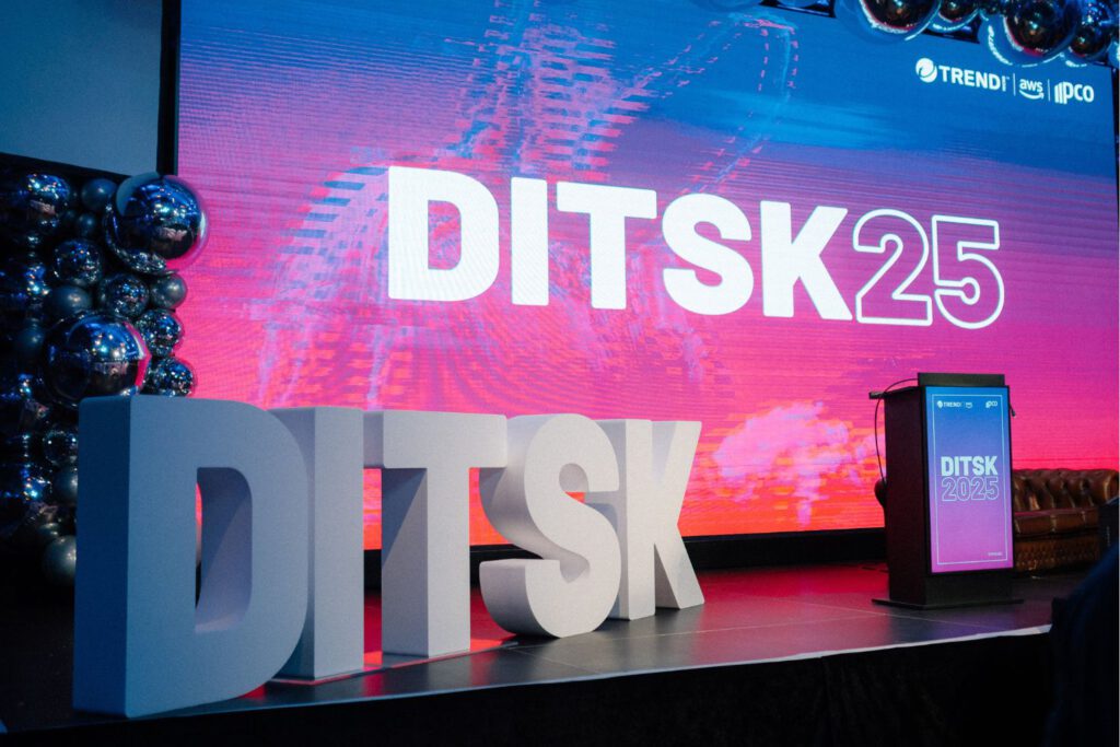Unlackierter XXL-Schriftzug „DITSK“